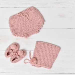 Conjunto Rosa para la primera puesta, compuesto de culotte, capota y patucos.