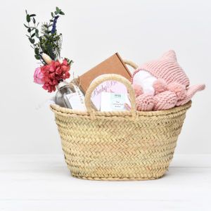 Caja regalo Happy Mum que incluye un conjuntito de primera puesta con gorrito, culotte y patucos; flores preservadas y caja craft con bono de regalo personalizado