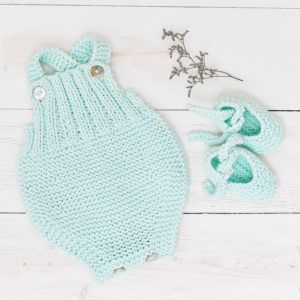 Conjunto de peto y patucos para la primera puesta en color mint