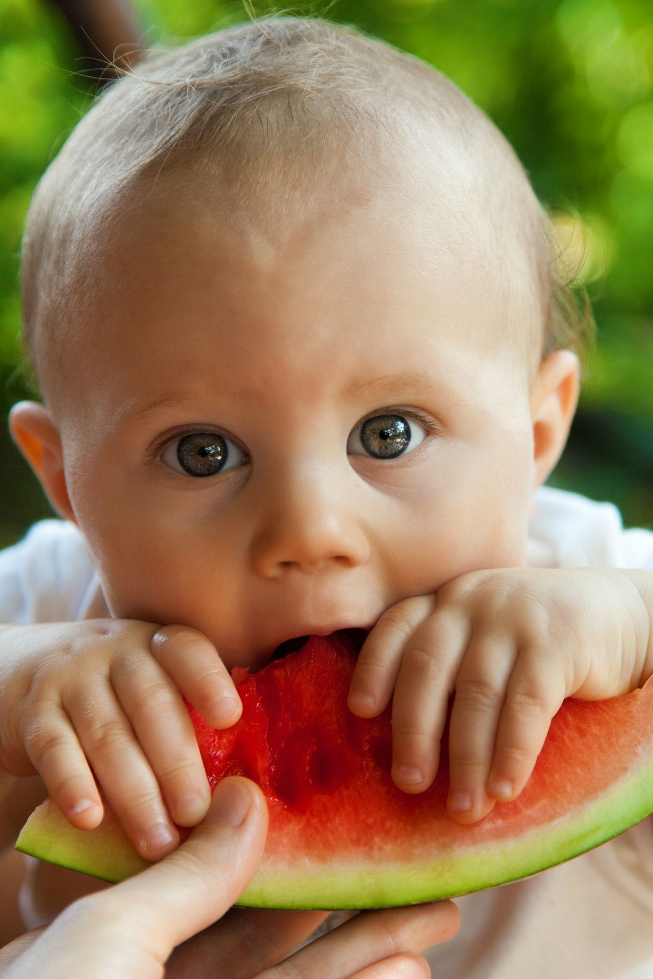Bebé comiendo sandía