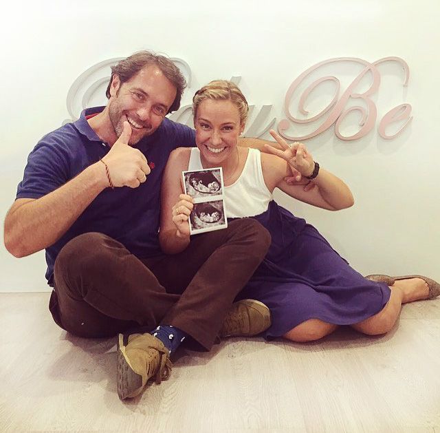 Belén y su marido en BabyBe Fisioterapia con la ecografía que les confima que están esperando un bebé.