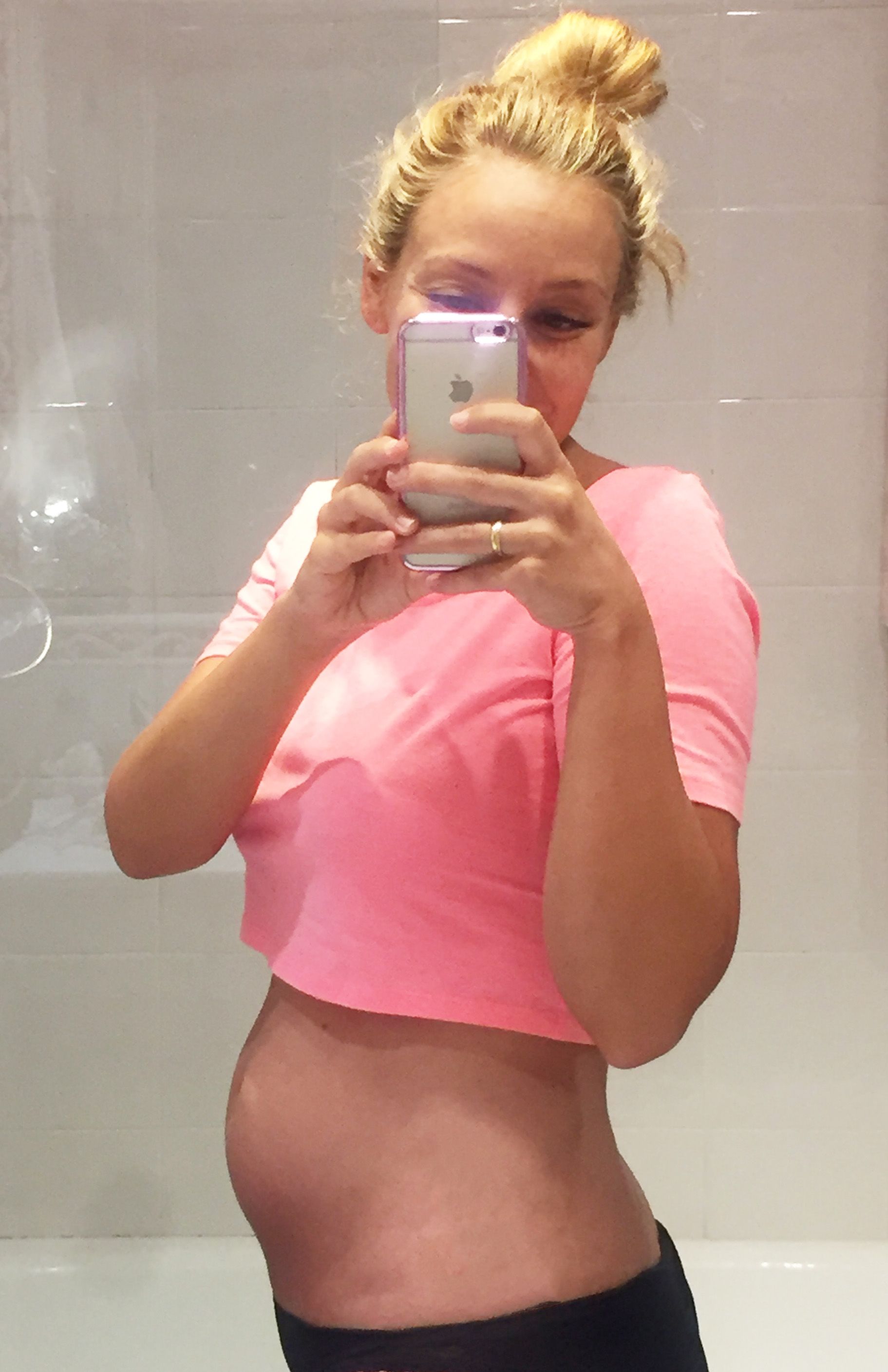 Autofoto de Belén embarazada en el primer trimestre 