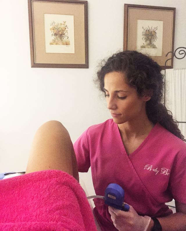 Una de nuestras fisios dando un masaje perineal a paciente complementándolo con el Epino, instrumento que favorece la elasticidad del suelo pélvico